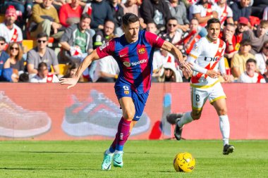 Madrid, İspanya - 25 Kasım 2023: Madrid 'de Rayo Vallecano ve FC Barcelona arasında oynanan lig maçı. Top Lewandoski 'de. Futbolcular.