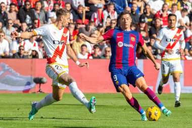 Madrid, İspanya - 25 Kasım 2023: Madrid 'de Rayo Vallecano ve FC Barcelona arasında oynanan lig maçı. Top Lewandoski 'de. Futbolcular.