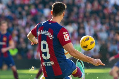 Madrid, İspanya - 25 Kasım 2023: Madrid 'de Rayo Vallecano ve FC Barcelona arasında oynanan lig maçı. Top Lewandoski 'de. Futbolcular.