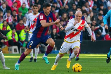 Madrid, İspanya - 25 Kasım 2023: Madrid 'de Rayo Vallecano ve FC Barcelona arasında oynanan lig maçı. Top Lewandoski 'de. Futbolcular.