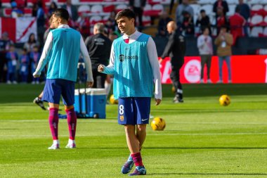 Madrid, İspanya - 25 Kasım 2023: Madrid 'de Rayo Vallecano ve FC Barcelona arasında oynanan lig maçı. Top Pedri 'de. Futbolcular.