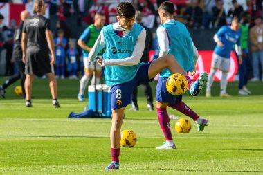 Madrid, İspanya - 25 Kasım 2023: Madrid 'de Rayo Vallecano ve FC Barcelona arasında oynanan lig maçı. Top Pedri 'de. Futbolcular.
