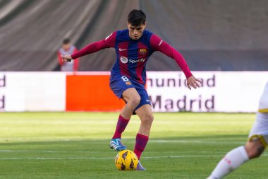 Madrid, İspanya - 25 Kasım 2023: Madrid 'de Rayo Vallecano ve FC Barcelona arasında oynanan lig maçı. Top Pedri 'de. Futbolcular.