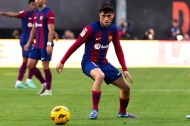 Madrid, İspanya - 25 Kasım 2023: Madrid 'de Rayo Vallecano ve FC Barcelona arasında oynanan lig maçı. Top Pedri 'de. Futbolcular.