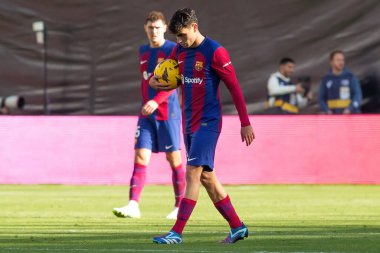 Madrid, İspanya - 25 Kasım 2023: Madrid 'de Rayo Vallecano ve FC Barcelona arasında oynanan lig maçı. Top Pedri 'de. Futbolcular.