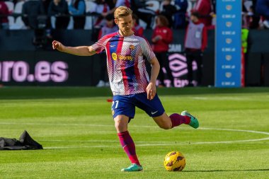 Madrid, İspanya - 25 Kasım 2023: Madrid 'de Rayo Vallecano ve FC Barcelona arasında oynanan lig maçı. Top De Jong 'da. Futbolcular.