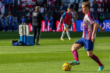Madrid, İspanya - 25 Kasım 2023: Madrid 'de Rayo Vallecano ve FC Barcelona arasında oynanan lig maçı. Top De Jong 'da. Futbolcular.