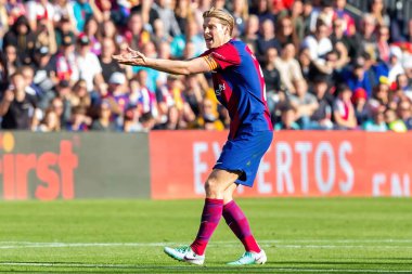 Madrid, İspanya - 25 Kasım 2023: Madrid 'de Rayo Vallecano ve FC Barcelona arasında oynanan lig maçı. Top De Jong 'da. Futbolcular.
