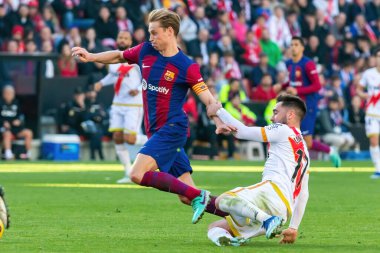 Madrid, İspanya - 25 Kasım 2023: Madrid 'de Rayo Vallecano ve FC Barcelona arasında oynanan lig maçı. Top De Jong 'da. Futbolcular.