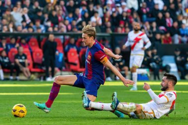 Madrid, İspanya - 25 Kasım 2023: Madrid 'de Rayo Vallecano ve FC Barcelona arasında oynanan lig maçı. Top De Jong 'da. Futbolcular.