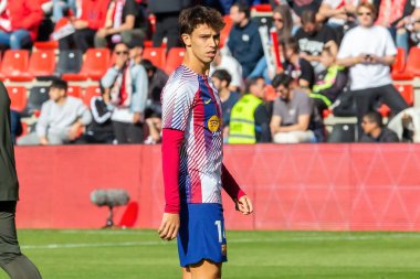 Madrid, İspanya - 25 Kasım 2023: Madrid 'de Rayo Vallecano ve FC Barcelona arasında oynanan lig maçı. Joao Felix topu aldı. Futbolcular.