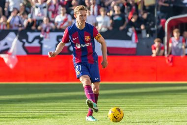 Madrid, İspanya - 25 Kasım 2023: Madrid 'de Rayo Vallecano ve FC Barcelona arasında oynanan lig maçı. Top De Jong 'da. Futbolcular.