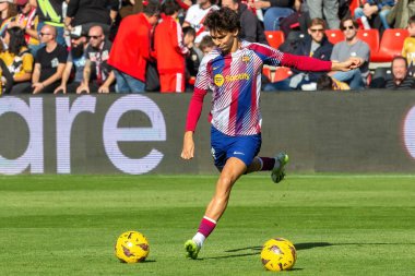 Madrid, İspanya - 25 Kasım 2023: Madrid 'de Rayo Vallecano ve FC Barcelona arasında oynanan lig maçı. Joao Felix topu aldı. Futbolcular.