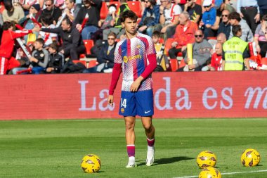 Madrid, İspanya - 25 Kasım 2023: Madrid 'de Rayo Vallecano ve FC Barcelona arasında oynanan lig maçı. Joao Felix topu aldı. Futbolcular.