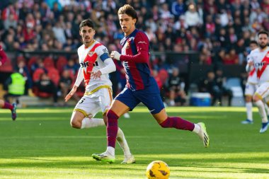 Madrid, İspanya - 25 Kasım 2023: Madrid 'de Rayo Vallecano ve FC Barcelona arasında oynanan lig maçı. Joao Felix topu aldı. Futbolcular.