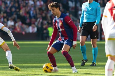 Madrid, İspanya - 25 Kasım 2023: Madrid 'de Rayo Vallecano ve FC Barcelona arasında oynanan lig maçı. Joao Felix topu aldı. Futbolcular.