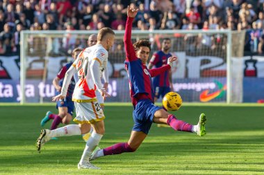 Madrid, İspanya - 25 Kasım 2023: Madrid 'de Rayo Vallecano ve FC Barcelona arasında oynanan lig maçı. Joao Felix topu aldı. Futbolcular.