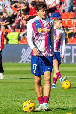 Madrid, İspanya - 25 Kasım 2023: Madrid 'de Rayo Vallecano ve FC Barcelona arasında oynanan lig maçı. Top Marcos Alonso 'da. Futbolcular.