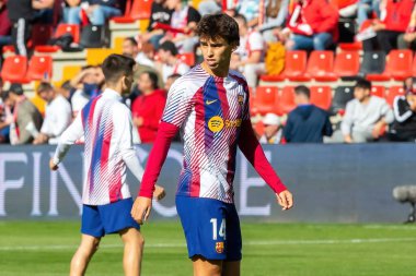 Madrid, İspanya - 25 Kasım 2023: Madrid 'de Rayo Vallecano ve FC Barcelona arasında oynanan lig maçı. Joao Felix topu aldı. Futbolcular.