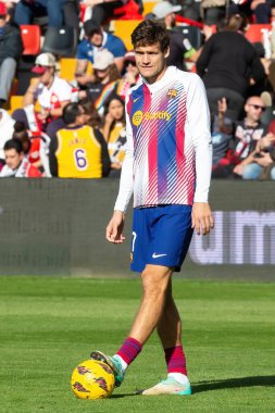 Madrid, İspanya - 25 Kasım 2023: Madrid 'de Rayo Vallecano ve FC Barcelona arasında oynanan lig maçı. Top Marcos Alonso 'da. Futbolcular.