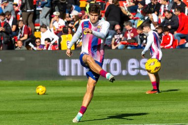 Madrid, İspanya - 25 Kasım 2023: Madrid 'de Rayo Vallecano ve FC Barcelona arasında oynanan lig maçı. Top Marcos Alonso 'da. Futbolcular.