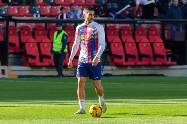 Madrid, İspanya - 25 Kasım 2023: Madrid 'de Rayo Vallecano ve FC Barcelona arasında oynanan lig maçı. Ferran Torres topu aldı. Futbolcular.