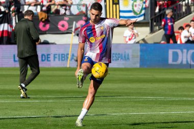 Madrid, İspanya - 25 Kasım 2023: Madrid 'de Rayo Vallecano ve FC Barcelona arasında oynanan lig maçı. Ferran Torres topu aldı. Futbolcular.
