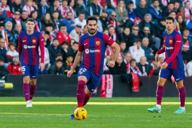 Madrid, İspanya - 25 Kasım 2023: Madrid 'de Rayo Vallecano ve FC Barcelona arasında oynanan lig maçı. Top Gundogan 'da. Futbolcular.