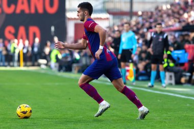 Madrid, İspanya - 25 Kasım 2023: Madrid 'de Rayo Vallecano ve FC Barcelona arasında oynanan lig maçı. Ferran Torres topu aldı. Futbolcular.