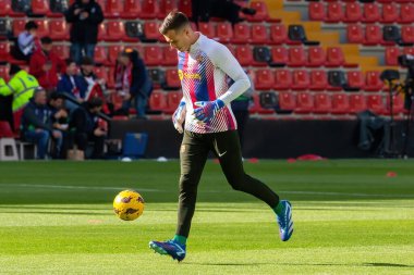Madrid, İspanya - 25 Kasım 2023: Madrid 'de Rayo Vallecano ve FC Barcelona arasında oynanan lig maçı. Top Laki Bezelye 'de. Futbolcular.