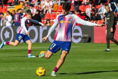 Madrid, İspanya - 25 Kasım 2023: Madrid 'de Rayo Vallecano ve FC Barcelona arasında oynanan lig maçı. Top Marcos Alonso 'da. Futbolcular.