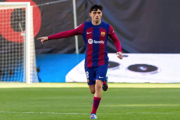 Madrid, İspanya - 25 Kasım 2023: Madrid 'de Rayo Vallecano ve FC Barcelona arasında oynanan lig maçı. Top Pedri 'de. Futbolcular.