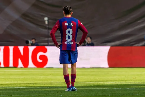 Madrid, İspanya - 25 Kasım 2023: Madrid 'de Rayo Vallecano ve FC Barcelona arasında oynanan lig maçı. Top Pedri 'de. Futbolcular.