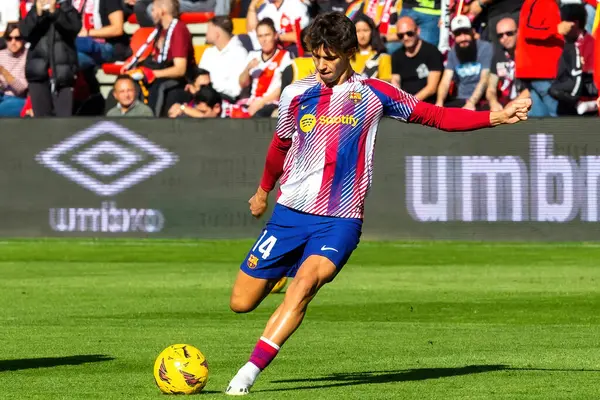 Madrid, İspanya - 25 Kasım 2023: Madrid 'de Rayo Vallecano ve FC Barcelona arasında oynanan lig maçı. Joao Felix topu aldı. Futbolcular.
