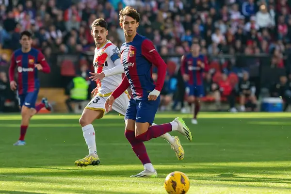 Madrid, İspanya - 25 Kasım 2023: Madrid 'de Rayo Vallecano ve FC Barcelona arasında oynanan lig maçı. Joao Felix topu aldı. Futbolcular.