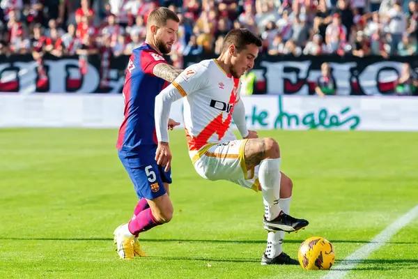 Madrid, İspanya - 25 Kasım 2023: Madrid 'de Rayo Vallecano ve FC Barcelona arasında oynanan lig maçı. Futbolcular.