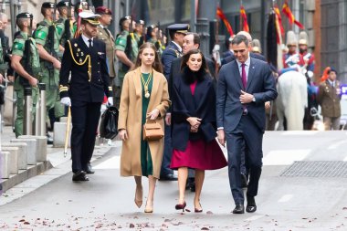 Madrid, İspanya - 29 Kasım 2023: Pedro Sanchez parlamentosunun İspanya kralları ve Asturias Prensesi ile birlikte kongrede açılışı. İspanya Kralları.