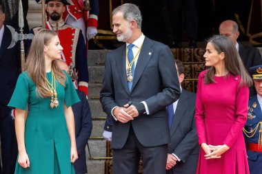 Madrid, İspanya - 29 Kasım 2023: Pedro Sanchez parlamentosunun İspanya kralları ve Asturias Prensesi ile birlikte kongrede açılışı. İspanya Kralları.