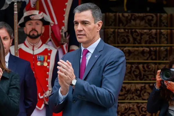 Madrid, İspanya - 29 Kasım 2023: Pedro Sanchez parlamentosunun İspanya kralları ve Asturias Prensesi ile birlikte kongrede açılışı. Hükümetin Başkanı..