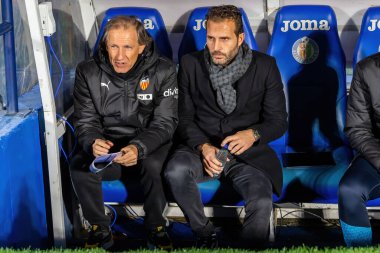 Madrid, İspanya - 8 Aralık 2023 Getafe F.C ve Valencia F.C. arasındaki futbol ligi maçı Takım koçu. Profesyonel futbol kalecisi. Valencia F.C. oyuncu Getafe oynatıcı.