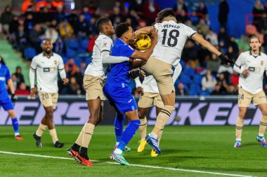 Madrid, İspanya - 8 Aralık 2023 Getafe F.C ve Valencia F.C. arasındaki futbol ligi maçı Takım koçu. Profesyonel futbol kalecisi. Valencia F.C. oyuncu Getafe oynatıcı.