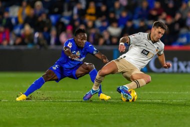 Madrid, İspanya - 8 Aralık 2023 Getafe F.C ve Valencia F.C. arasındaki futbol ligi maçı Takım koçu. Profesyonel futbol kalecisi. Valencia F.C. oyuncu Getafe oynatıcı.