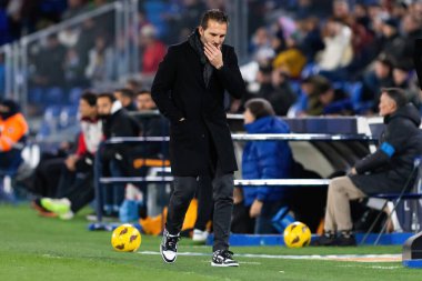 Madrid, İspanya - 8 Aralık 2023 Getafe F.C ve Valencia F.C. arasındaki futbol ligi maçı Takım koçu. Profesyonel futbol kalecisi. Valencia F.C. oyuncu Getafe oynatıcı.