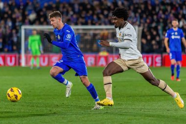 Madrid, İspanya - 8 Aralık 2023 Getafe F.C ve Valencia F.C. arasındaki futbol ligi maçı Takım koçu. Profesyonel futbol kalecisi. Valencia F.C. oyuncu Getafe oynatıcı.