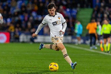 Madrid, İspanya - 8 Aralık 2023 Getafe F.C ve Valencia F.C. arasındaki futbol ligi maçı Takım koçu. Profesyonel futbol kalecisi. Valencia F.C. oyuncu Getafe oynatıcı.