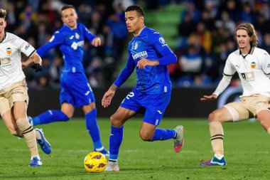 Madrid, İspanya - 8 Aralık 2023 Getafe F.C ve Valencia F.C. arasındaki futbol ligi maçı Takım koçu. Profesyonel futbol kalecisi. Valencia F.C. oyuncu Getafe oynatıcı.