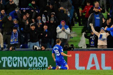 Madrid, İspanya - 8 Aralık 2023 Getafe F.C ve Valencia F.C. arasındaki futbol ligi maçı Takım koçu. Profesyonel futbol kalecisi. Valencia F.C. oyuncu Getafe oynatıcı.