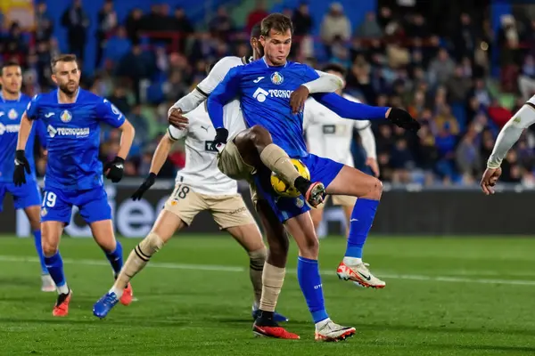 Madrid, İspanya - 8 Aralık 2023 Getafe F.C ve Valencia F.C. arasındaki futbol ligi maçı Takım koçu. Profesyonel futbol kalecisi. Valencia F.C. oyuncu Getafe oynatıcı.