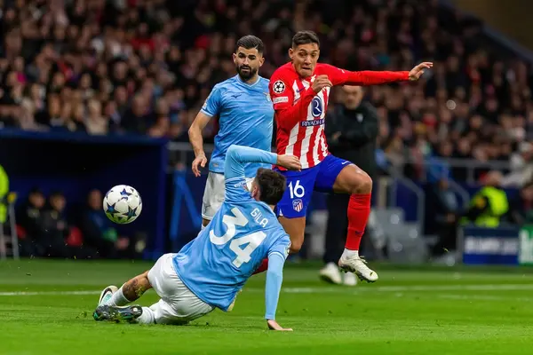 Madrid, İspanya - 13 Aralık 2023: Atletico de Madrid ile Lazio arasında Metropolitan Stadyumu 'nda oynanan Şampiyonlar Ligi maçı. Atletico zaferi. Futbolcular. İtalyan futbolcular.