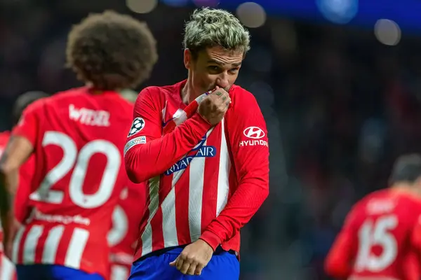 Madrid, İspanya - 13 Aralık 2023: Atletico de Madrid ile Lazio arasında Metropolitan Stadyumu 'nda oynanan Şampiyonlar Ligi maçı. Atletico zaferi. Futbolcular. İtalyan futbolcular.
